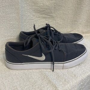 Nike Men's Black and White Canvas Sneakers